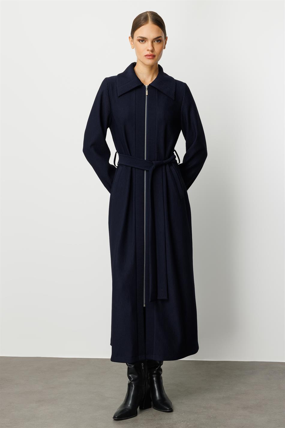 Zeitloser, besonderer Trenchcoat/Jacke - Marineblau, aus Otto-Stoff mit unterschiedlichen Verzierungen in Länge und Breite, vollständig gefüttert.