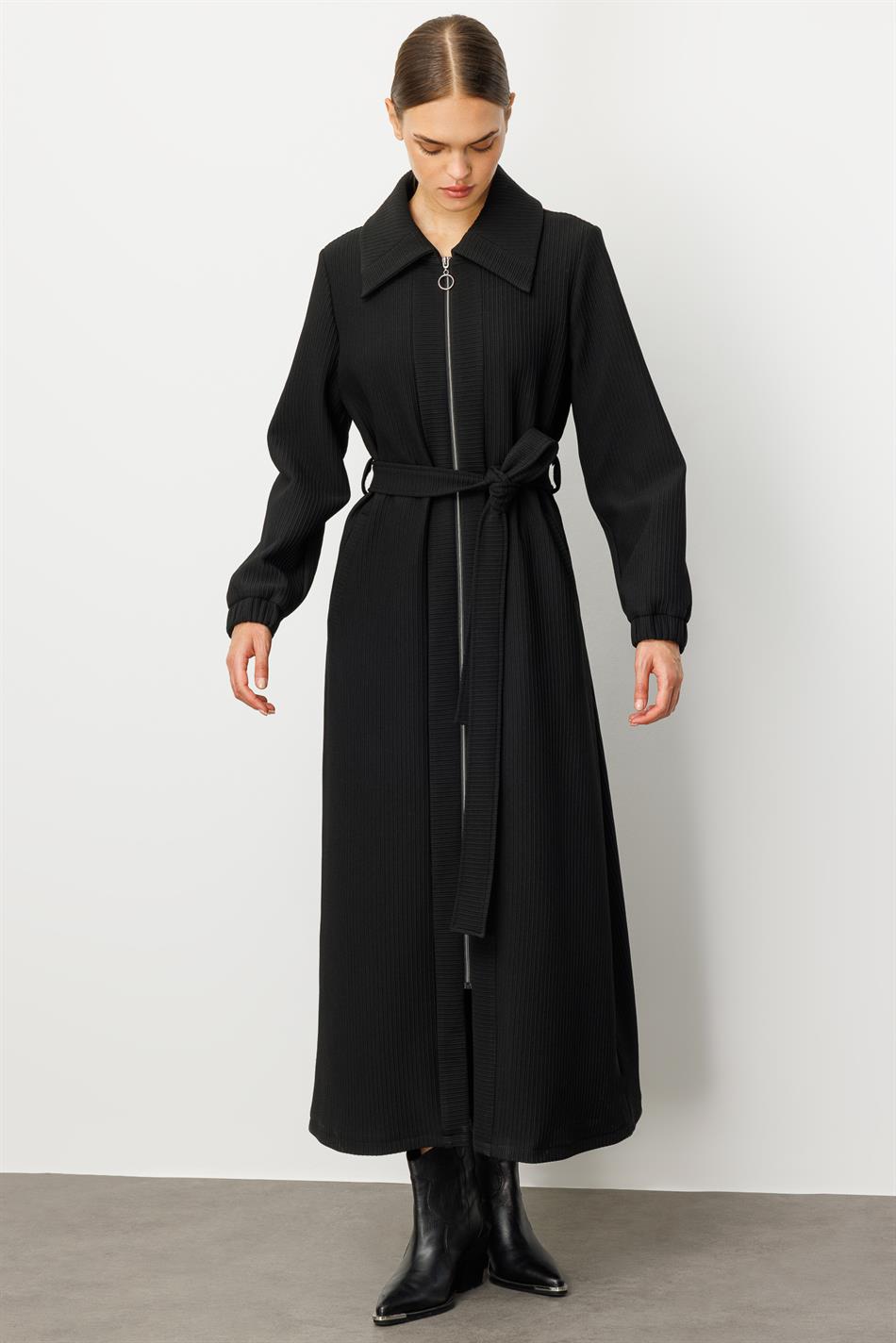 Zeitloser, besonderer Trenchcoat/Jacke - Schwarz, mit unterschiedlichen Längen- und Breitenabschlüssen, vollständig gefüttert, aus Otto-Stoff.