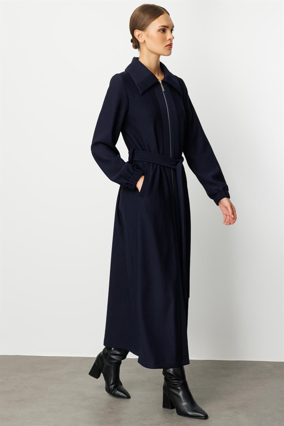 Zeitloser, besonderer Trenchcoat/Jacke - Marineblau, aus Otto-Stoff mit unterschiedlichen Verzierungen in Länge und Breite, vollständig gefüttert.