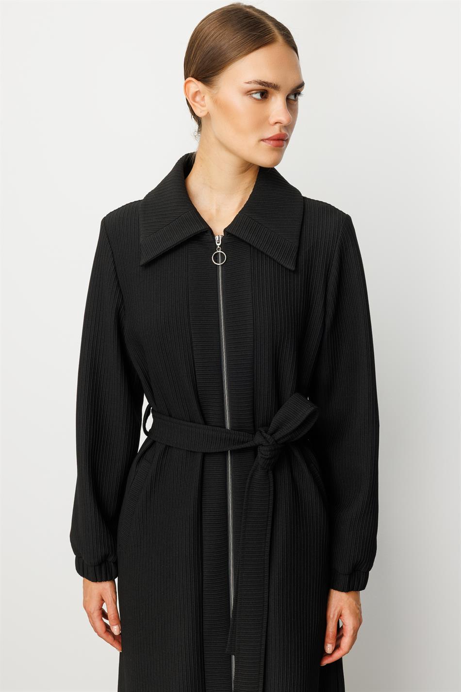 Zeitloser, besonderer Trenchcoat/Jacke - Schwarz, mit unterschiedlichen Längen- und Breitenabschlüssen, vollständig gefüttert, aus Otto-Stoff.