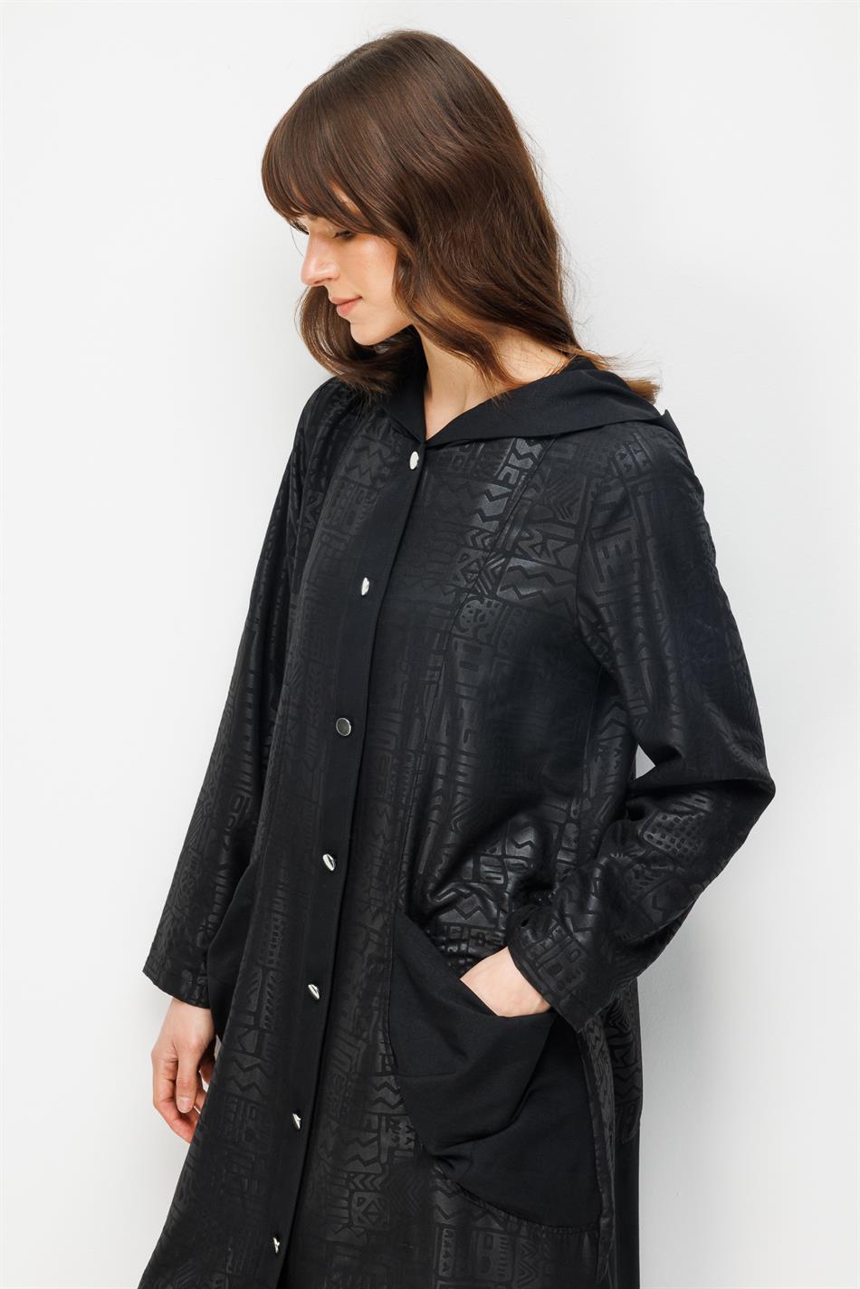 FENİX Özel Desen Soft Kumaş ve Düz İpekçe Garni Düğme Kapamalı Zamansız Kap Ferace-Siyah