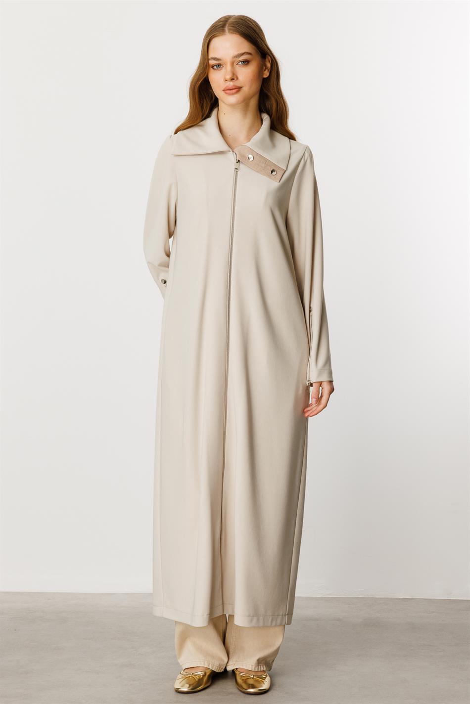 Entspannte, fließende Abaya mit Reißverschluss und kontrastierenden Zierdetails / Stone