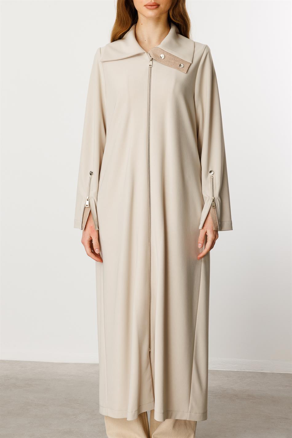 Entspannte, fließende Abaya mit Reißverschluss und kontrastierenden Zierdetails / Stone
