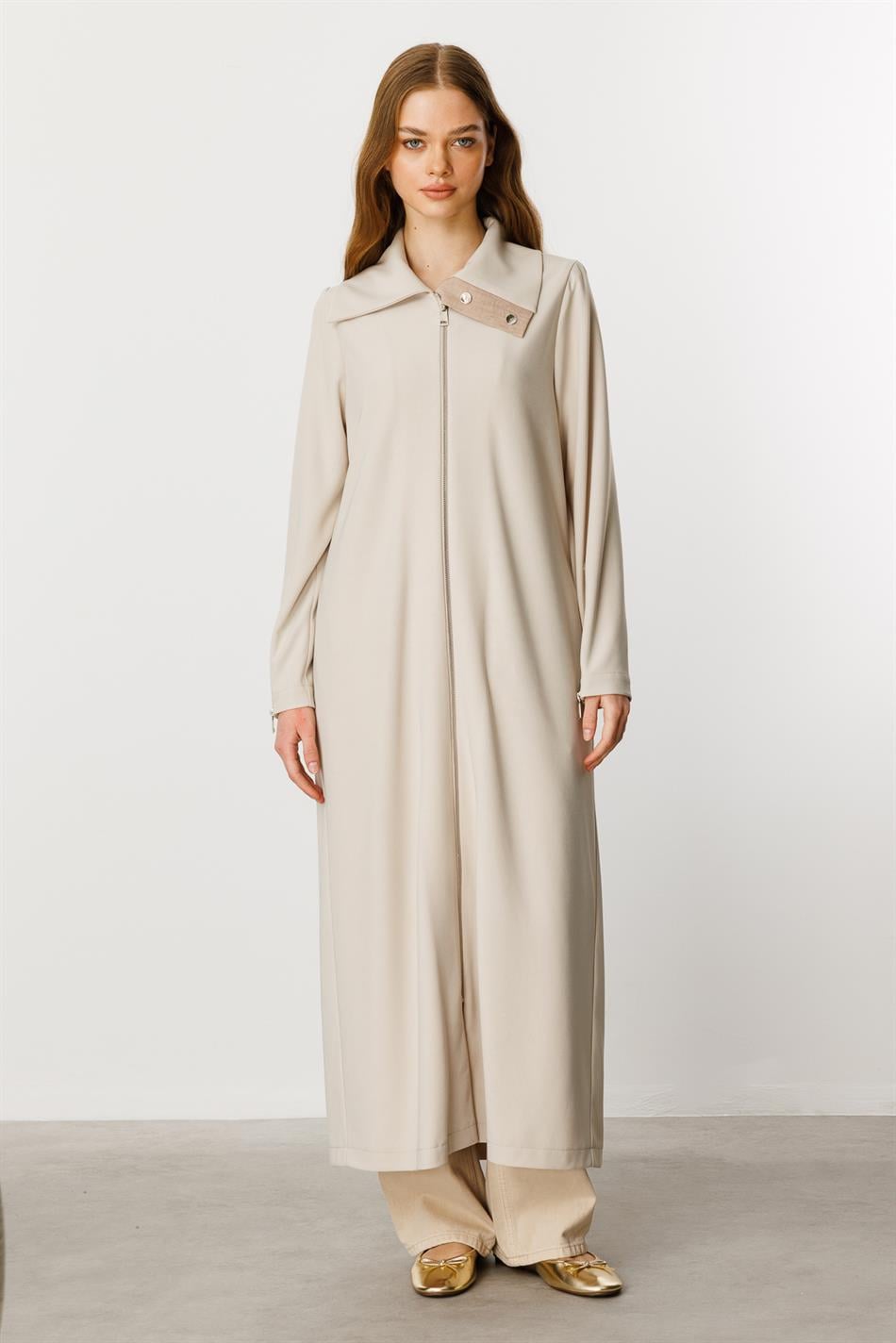 Entspannte, fließende Abaya mit Reißverschluss und kontrastierenden Zierdetails / Stone