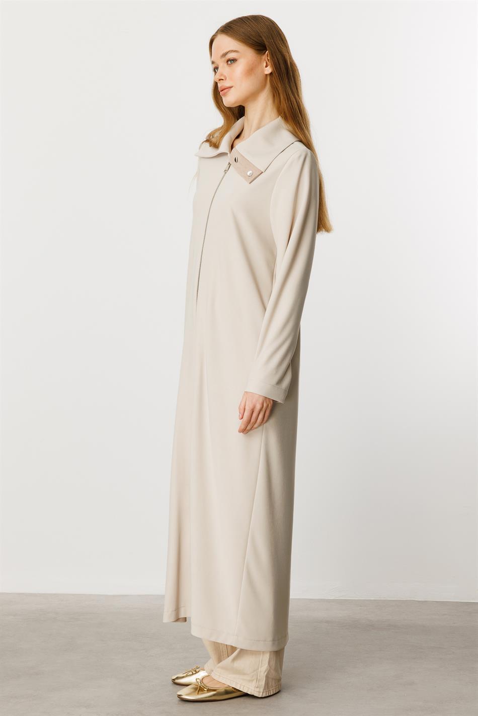 Entspannte, fließende Abaya mit Reißverschluss und kontrastierenden Zierdetails / Stone