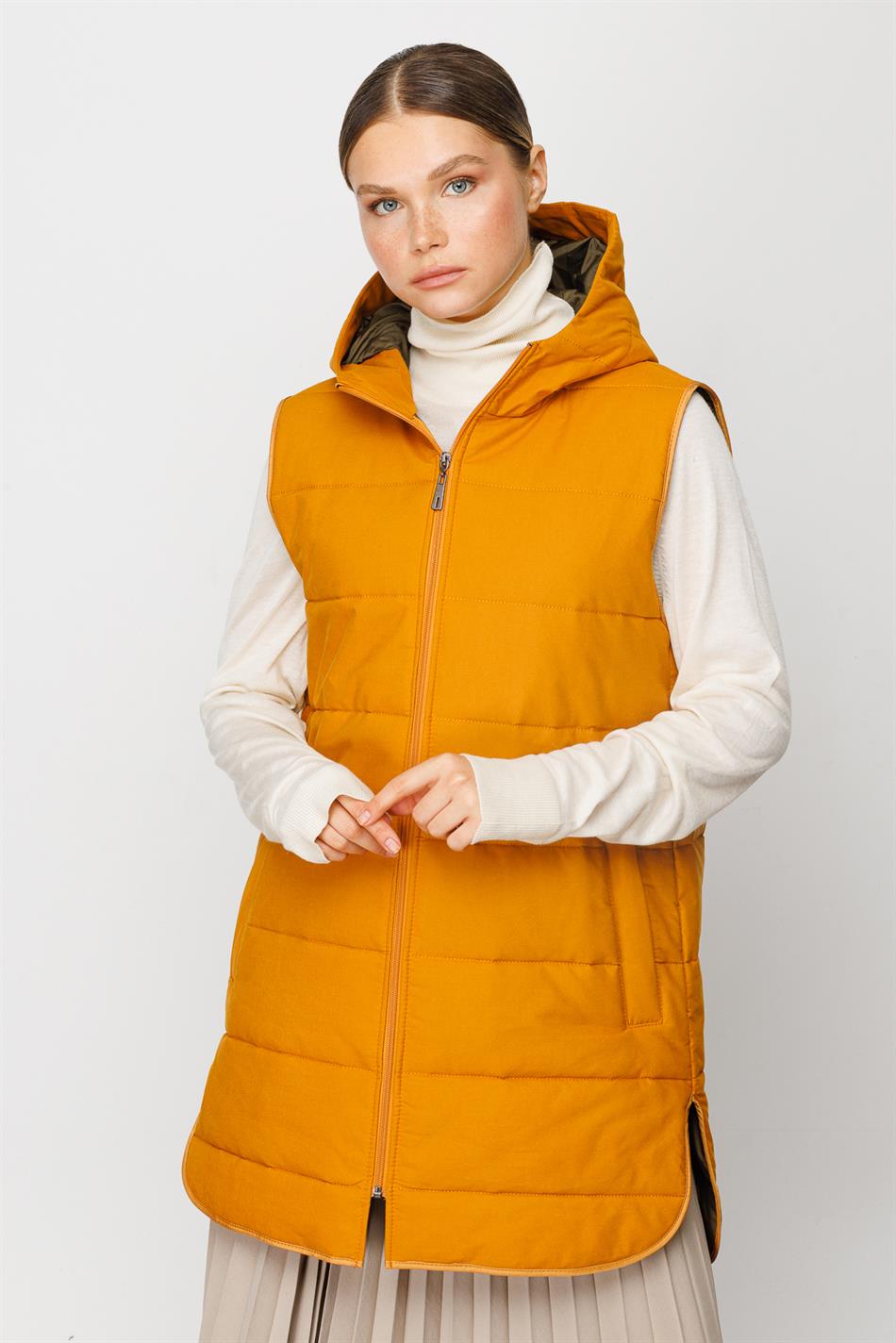Prijs/kwaliteit: Tijdloos, heupbedekkend, gewatteerd vest met speciale binnenvoering - MOSTERD/KHAKI