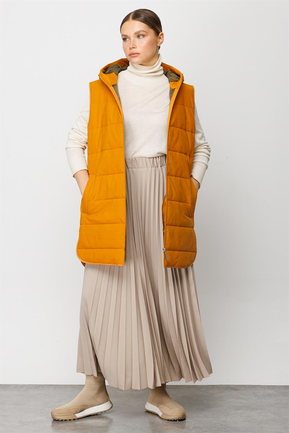 Prijs/kwaliteit: Tijdloos, heupbedekkend, gewatteerd vest met speciale binnenvoering - MOSTERD/KHAKI