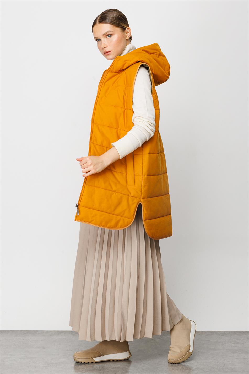 Prijs/kwaliteit: Tijdloos, heupbedekkend, gewatteerd vest met speciale binnenvoering - MOSTERD/KHAKI