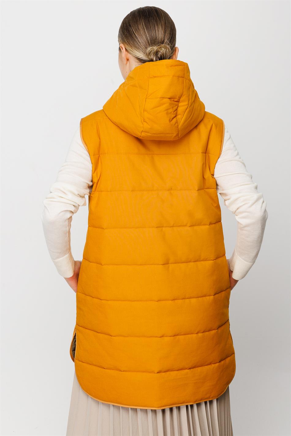 Prijs/kwaliteit: Tijdloos, heupbedekkend, gewatteerd vest met speciale binnenvoering - MOSTERD/KHAKI