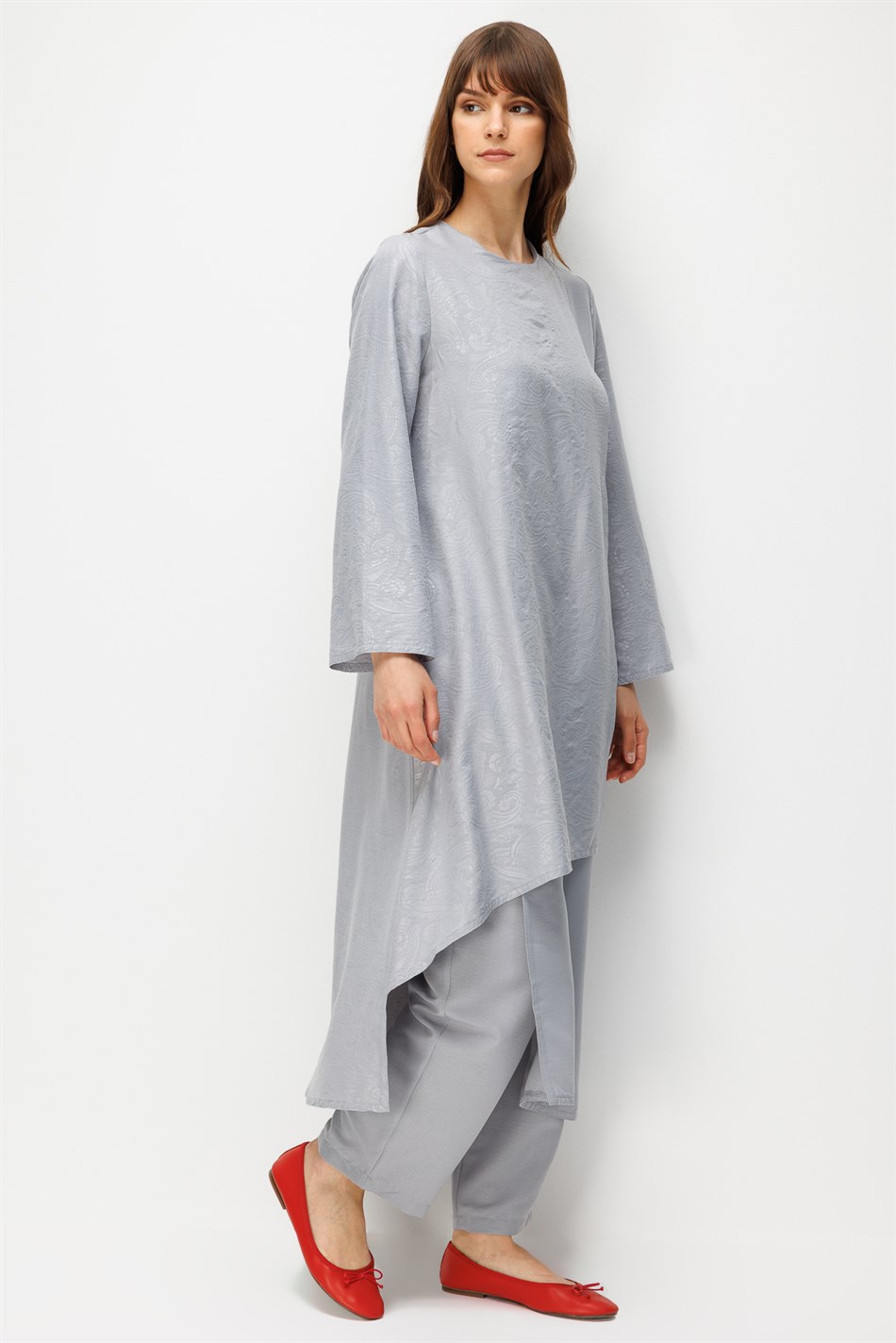 FLORAL Özel Desen Soft Kumaş ve Yaka Kol İpekçe Garni Zamansız Pantalonlu Takım-Gri