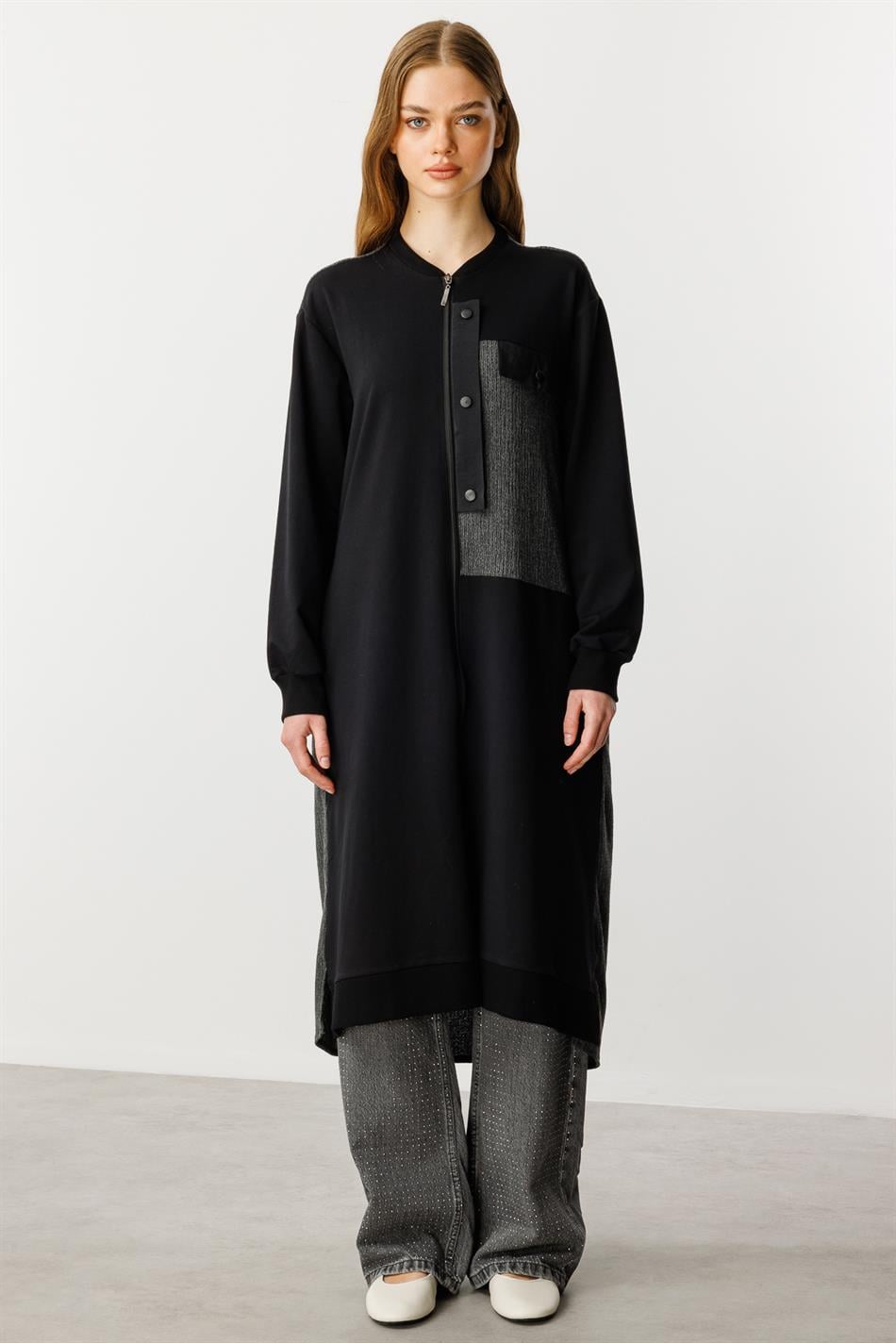 Kostenloser, verzierter Strickmantel/Abaya aus Baumwollmischgewebe – Schwarz