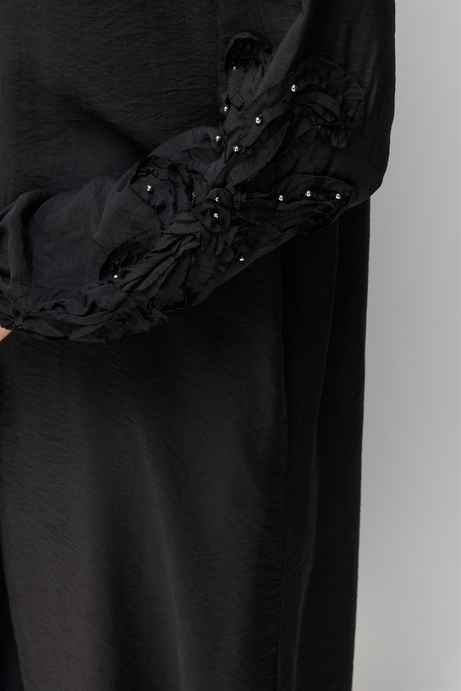 Goldy %85 LyoCELL Soft Kumaştan Kol El İşi İşleme Detaylı Zamansız Maxi Tunik Kap-Siyah