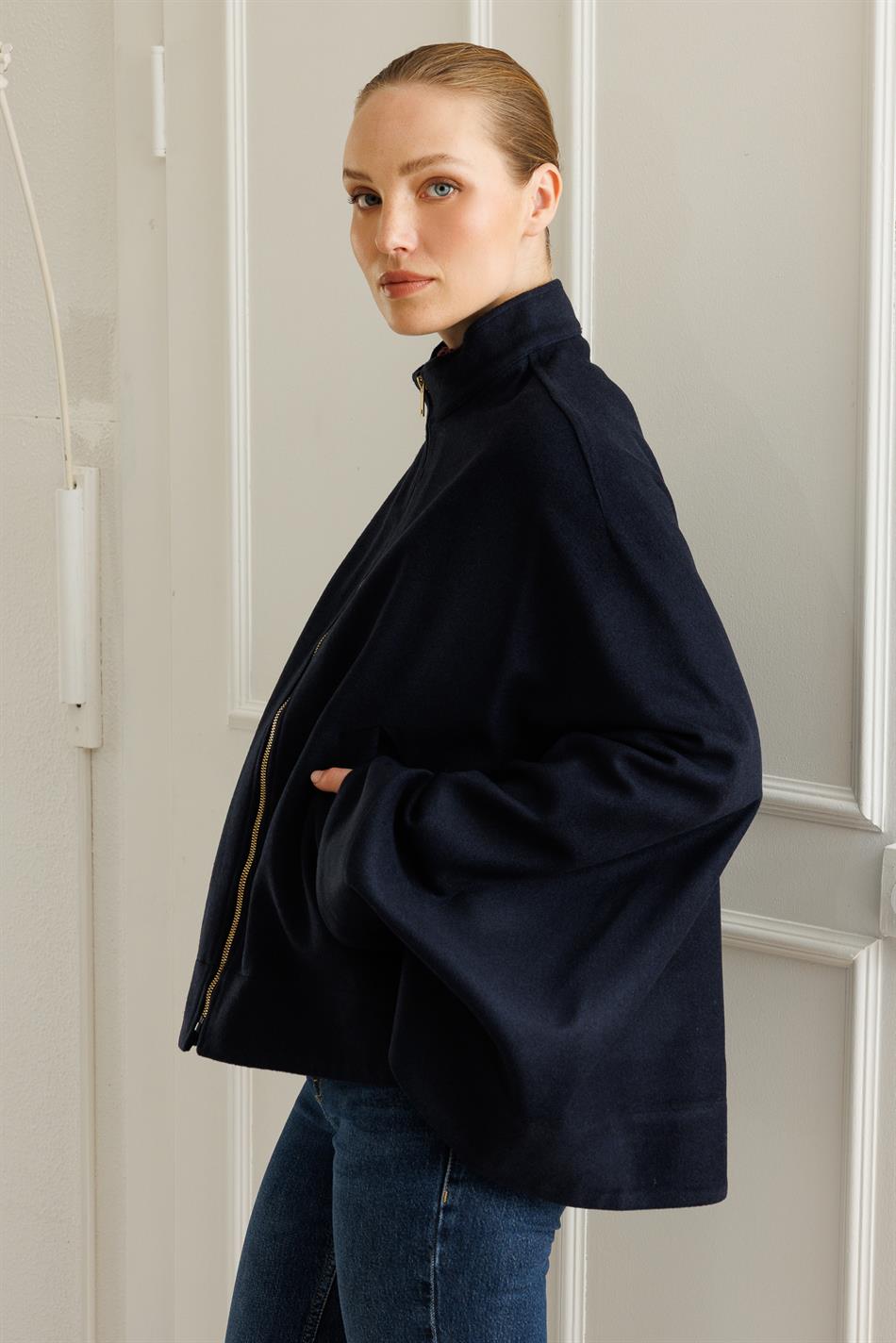 Leichter, ungefütterter Poncho-Mantel aus Polyviskose-Gewebe, der eine wollähnliche Optik bietet - Marineblau.