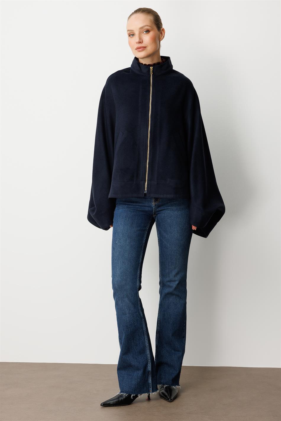 Leichter, ungefütterter Poncho-Mantel aus Polyviskose-Gewebe, der eine wollähnliche Optik bietet - Marineblau.