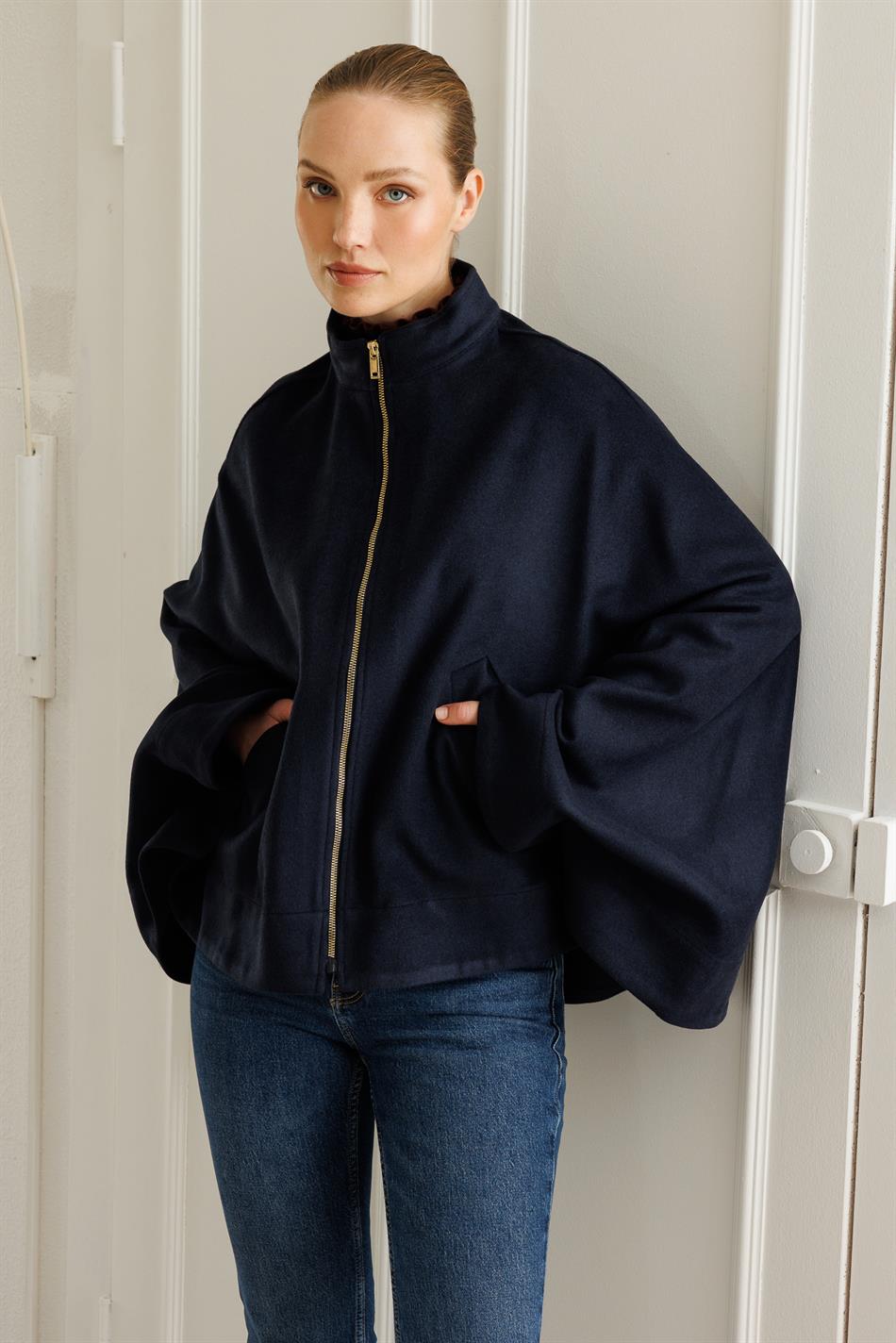 Leichter, ungefütterter Poncho-Mantel aus Polyviskose-Gewebe, der eine wollähnliche Optik bietet - Marineblau.