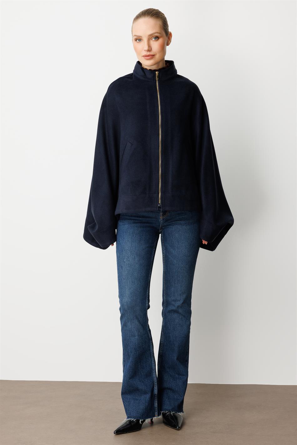 Leichter, ungefütterter Poncho-Mantel aus Polyviskose-Gewebe, der eine wollähnliche Optik bietet - Marineblau.