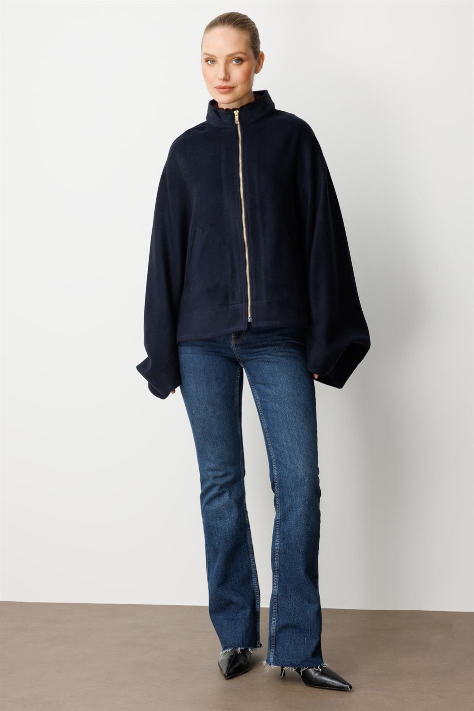 Leichter, ungefütterter Poncho-Mantel aus Polyviskose-Gewebe, der eine wollähnliche Optik bietet - Marineblau.