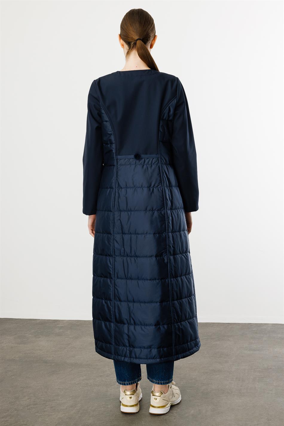 Leichter, bequemer, gesteppter, fleecegefütterter, körperbetonter, maßgeschneiderter Mantel/Jacke - Marineblau.