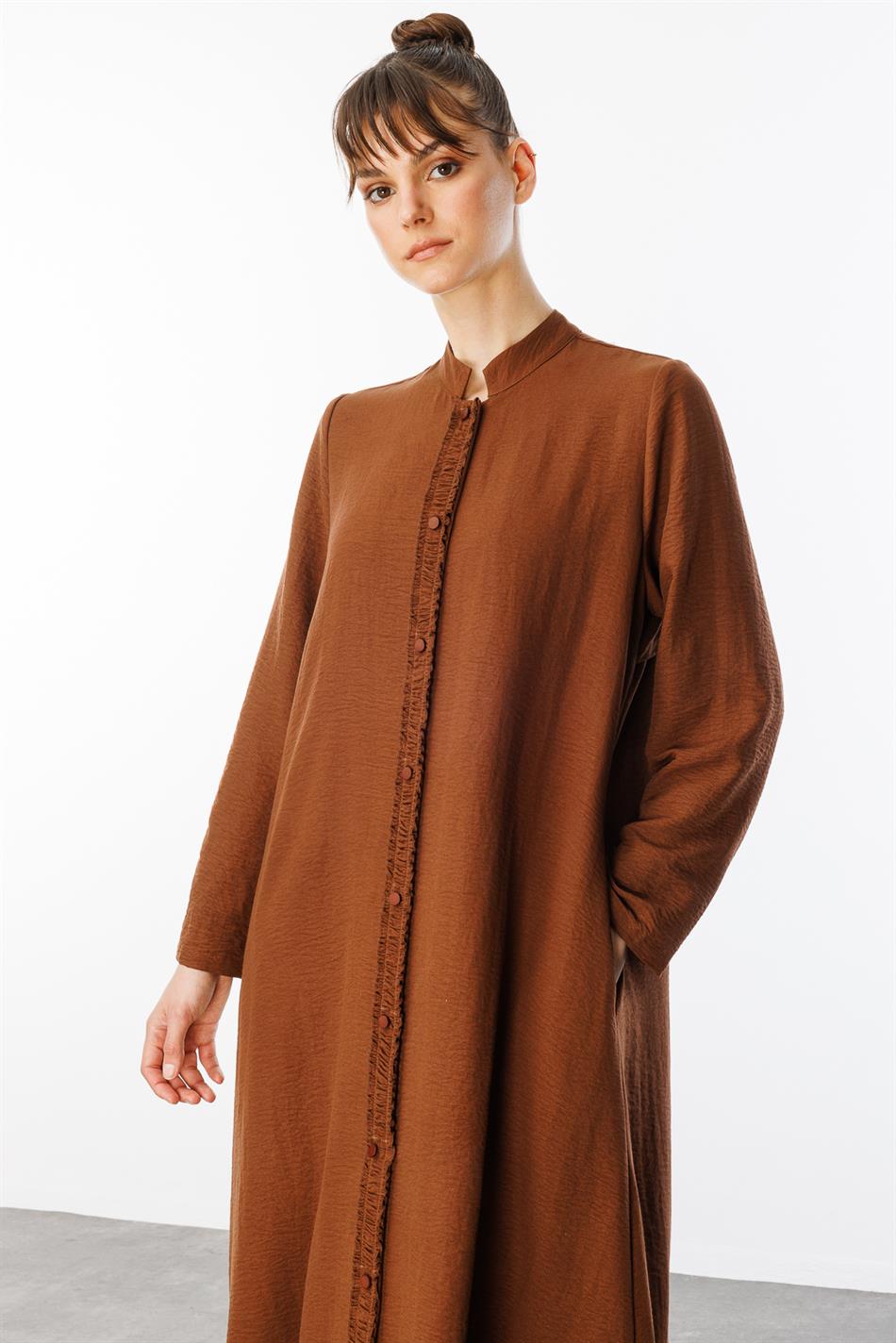 HM Cape/Abaya met geplooide details aan de voor- en achterkant, zijdezachte textuur, sportieve en tijdloze stijl - Bruin