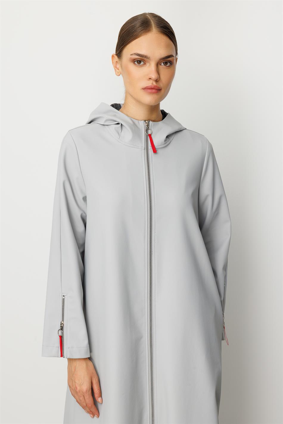 İncə, yüngül, xüsusi elastik xarici gövdə və pambıq daxili astar, tam gücləndirilmiş, rəng detalları ilə zənginləşdirilmiş, idman üslublu, zamansız boz.