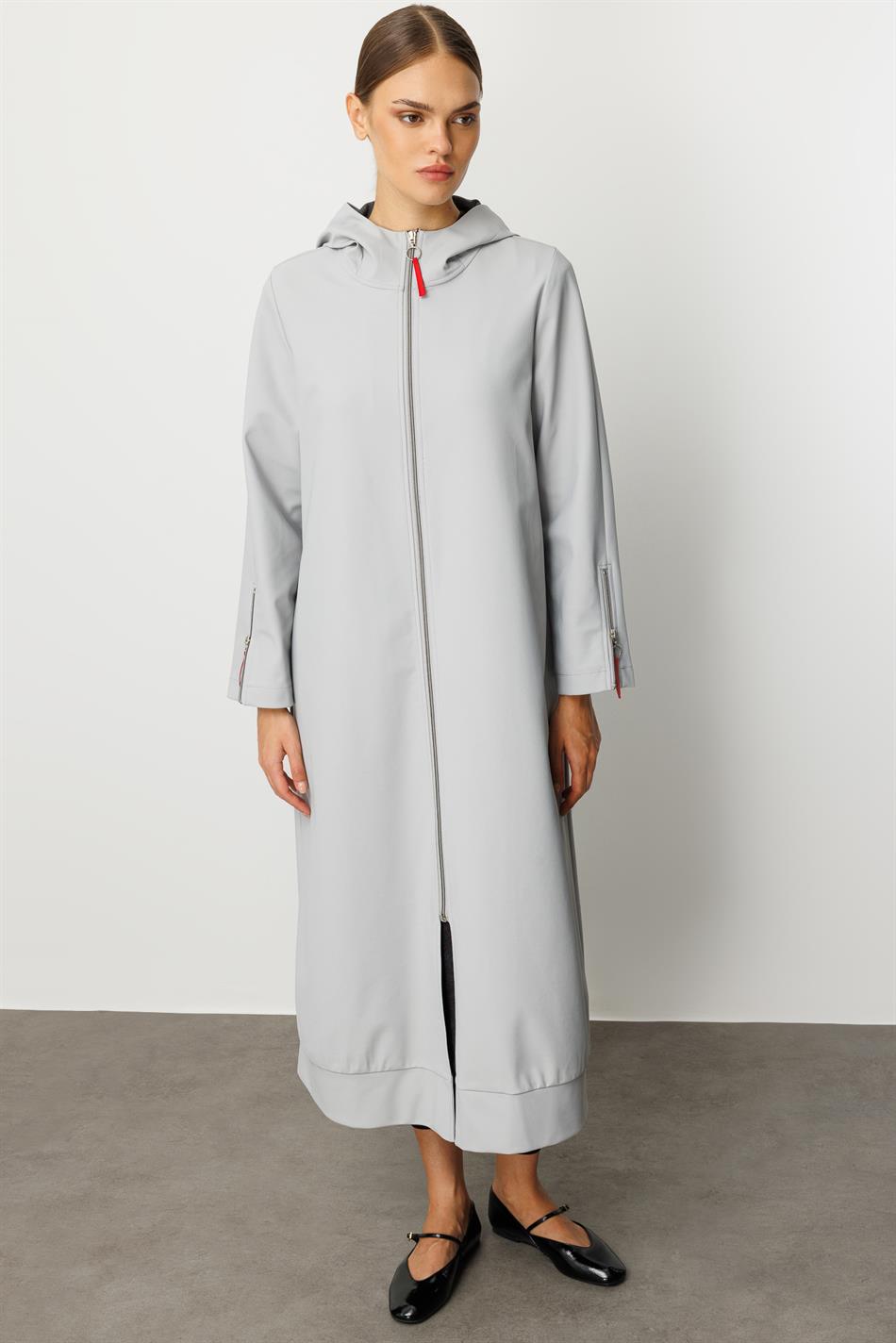 İncə, yüngül, xüsusi elastik xarici gövdə və pambıq daxili astar, tam gücləndirilmiş, rəng detalları ilə zənginləşdirilmiş, idman üslublu, zamansız boz.