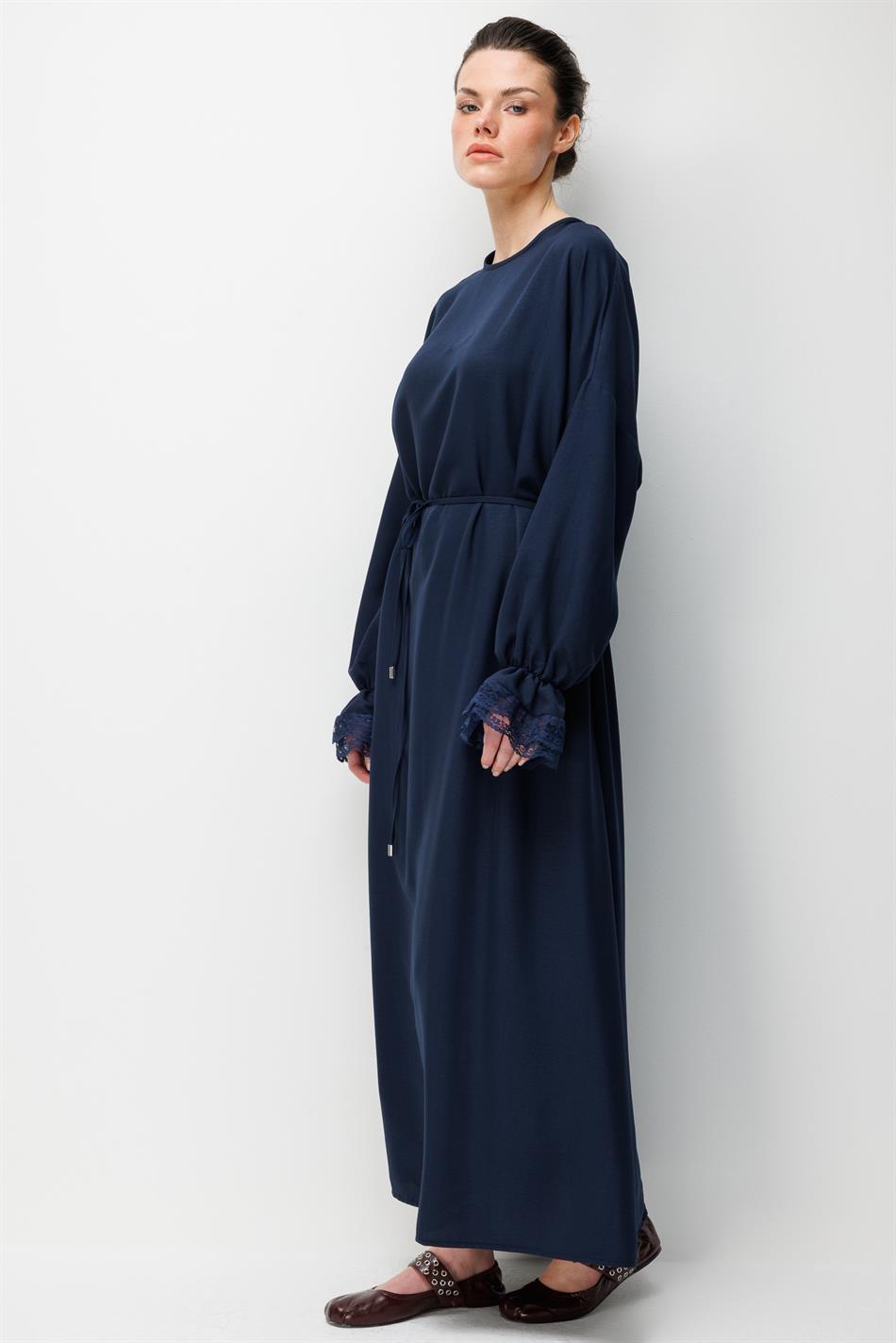 İpekçe Dantel Kol Detaylı Zamansız Elbise-Laci