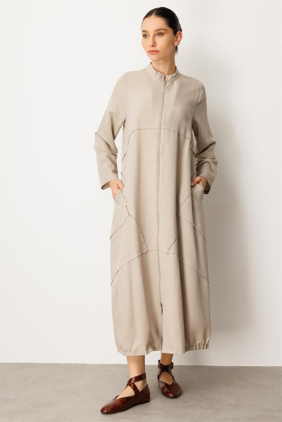 Lichtgewicht en ademende sportjas/abaya gemaakt van zijde.