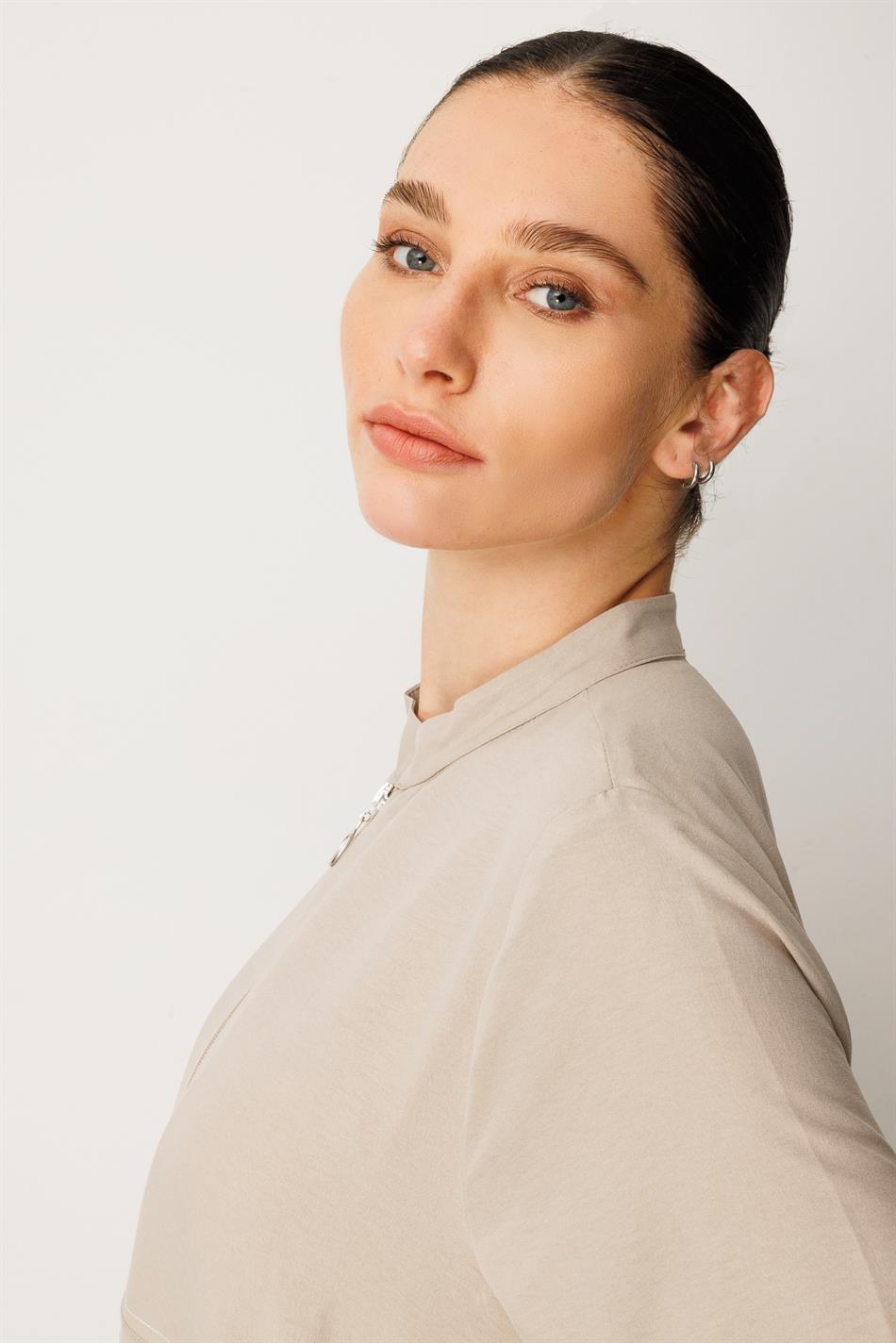 Lichtgewicht en ademende sportjas/abaya gemaakt van zijde.