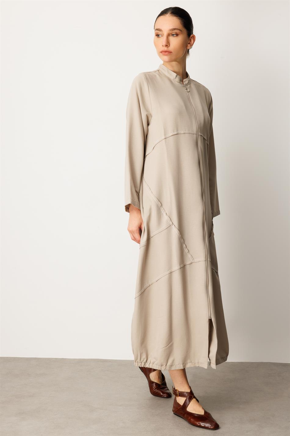 Lichtgewicht en ademende sportjas/abaya gemaakt van zijde.