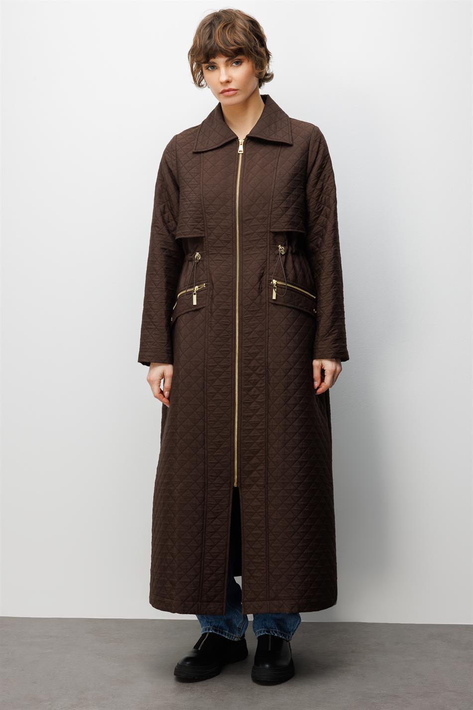 Lange jas met ritssluiting en zakken, gemaakt van jacquard gewatteerde stof - Bruin.