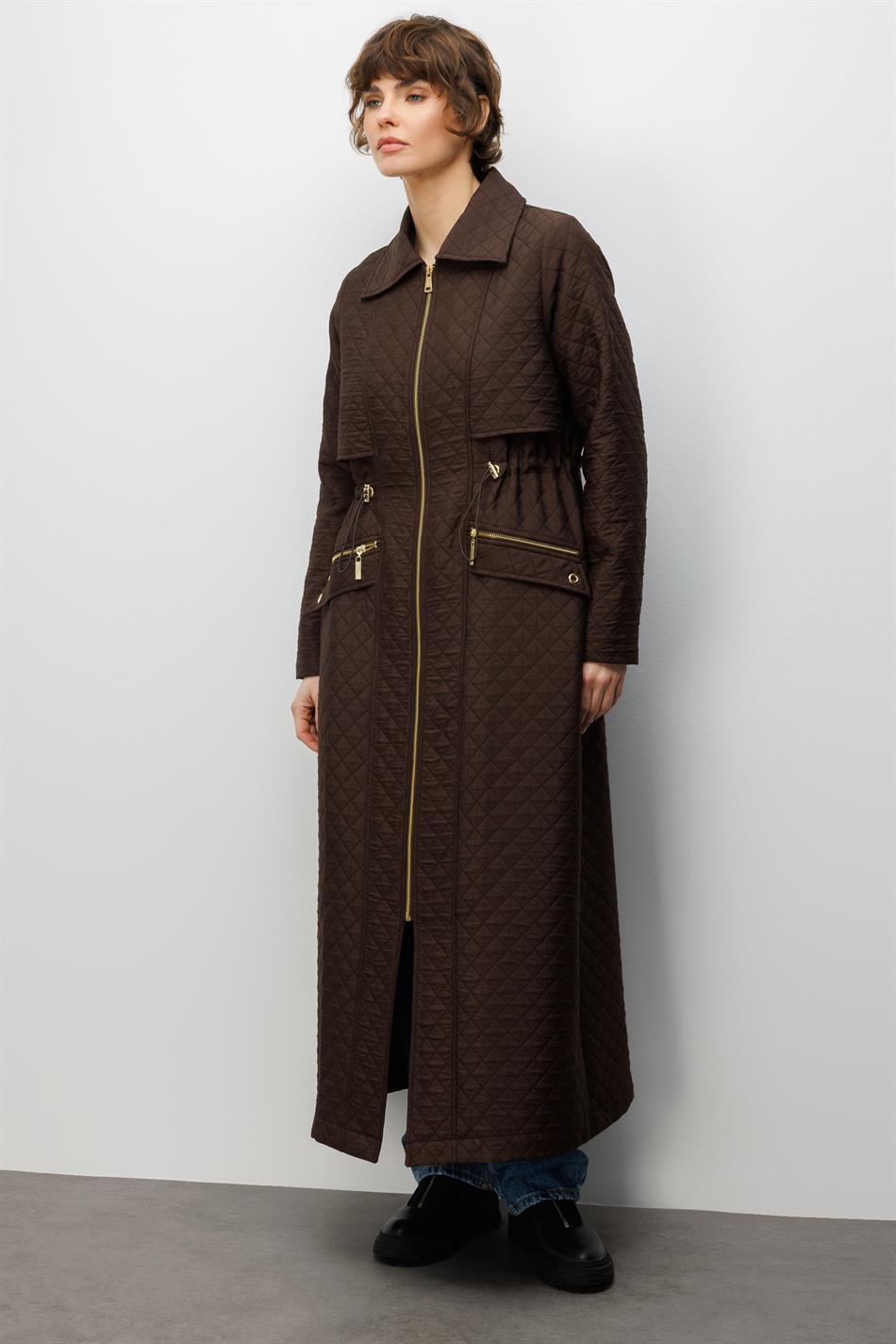 Lange jas met ritssluiting en zakken, gemaakt van jacquard gewatteerde stof - Bruin.