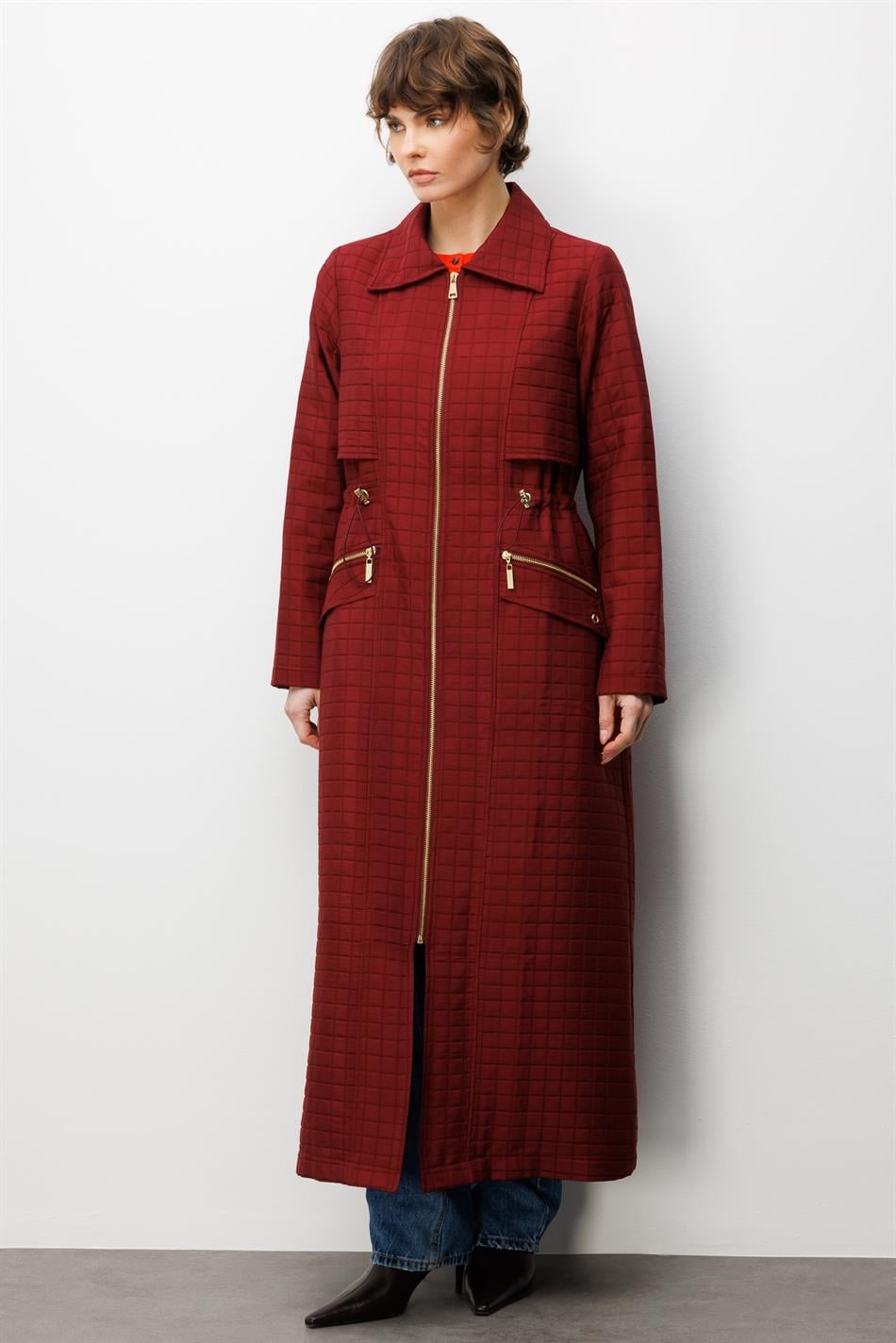 Lange jas met ritssluiting en zakken, gemaakt van jacquard doorgestikte stof - bordeauxrood.