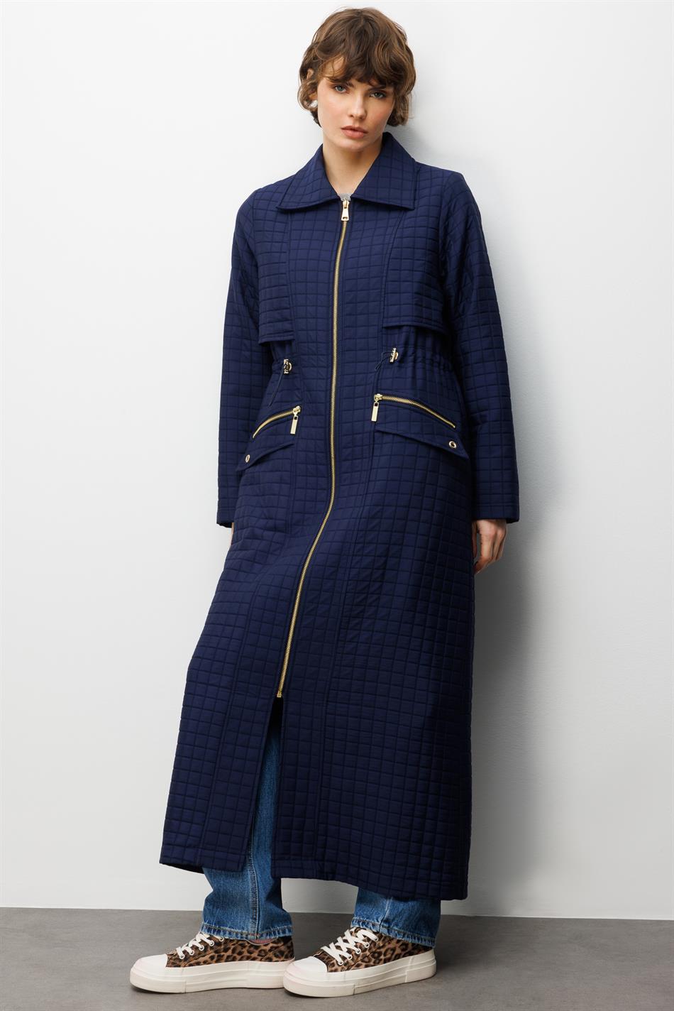 Lange jas met ritssluiting en zakken, gemaakt van jacquard gewatteerde stof - marineblauw