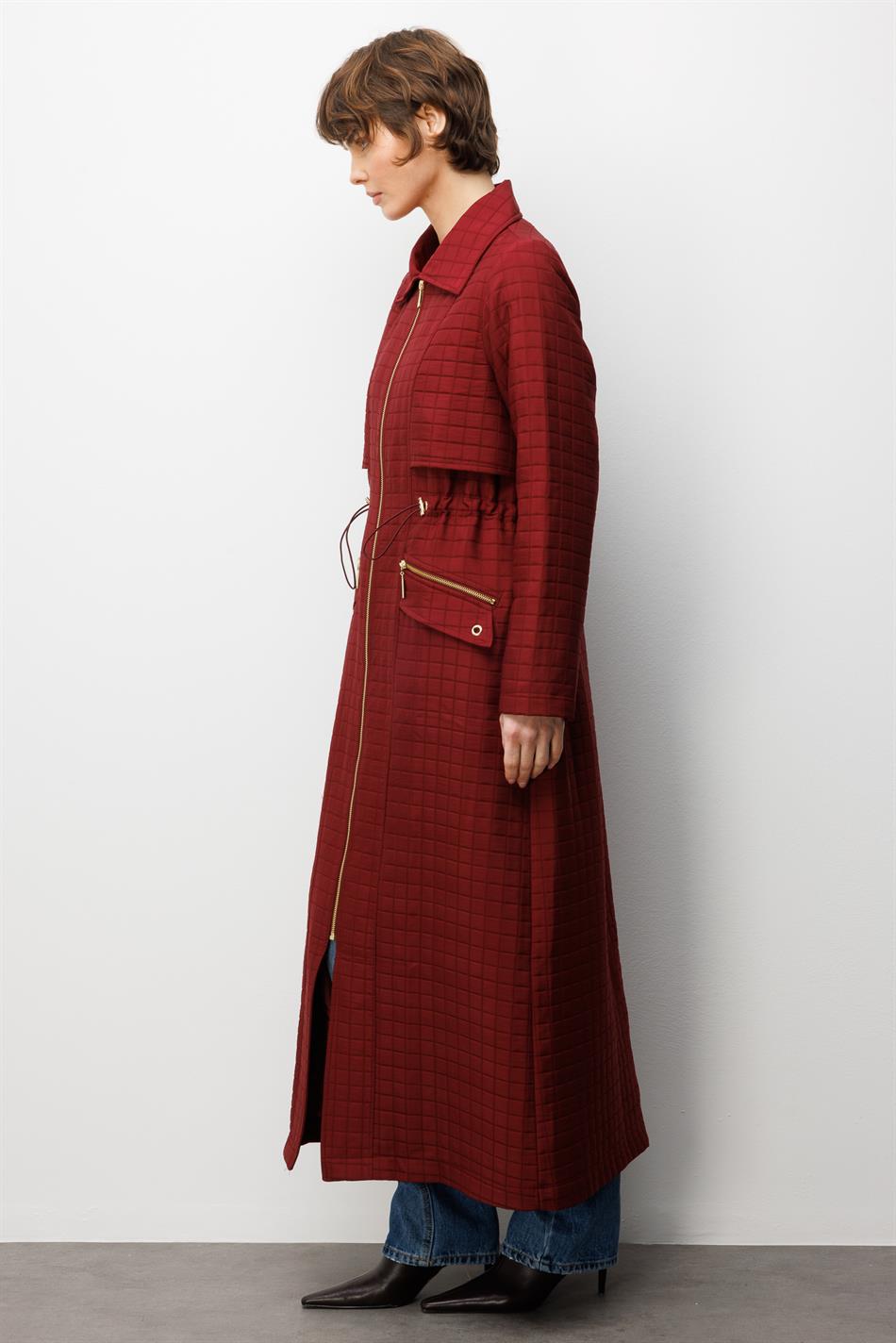 Lange jas met ritssluiting en zakken, gemaakt van jacquard doorgestikte stof - bordeauxrood.