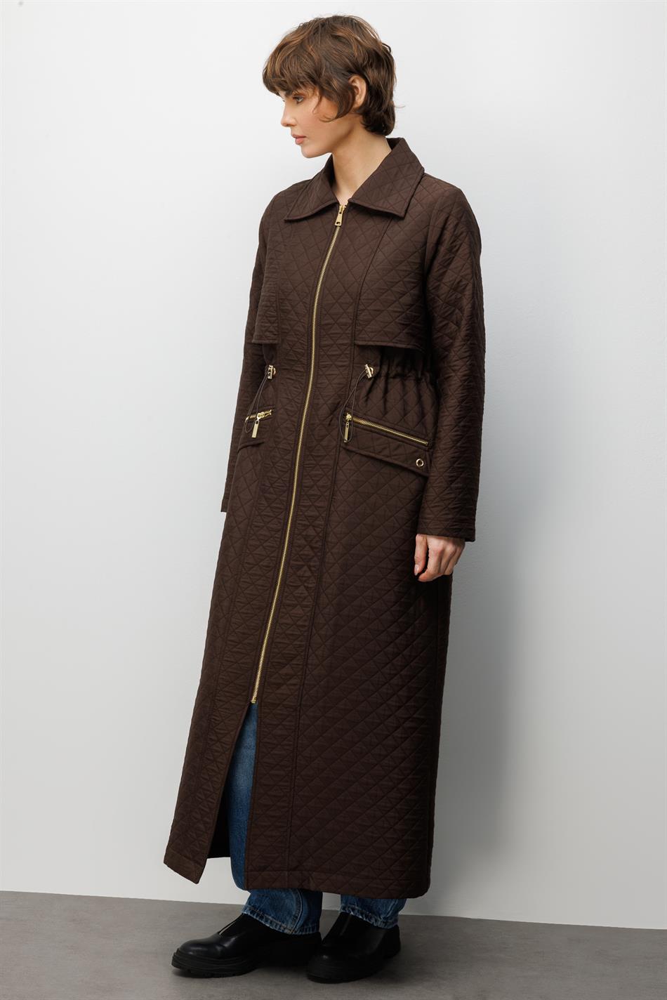 Lange jas met ritssluiting en zakken, gemaakt van jacquard gewatteerde stof - Bruin.