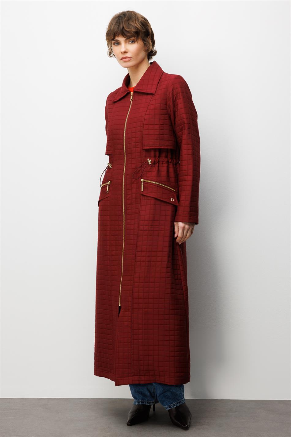 Lange jas met ritssluiting en zakken, gemaakt van jacquard doorgestikte stof - bordeauxrood.