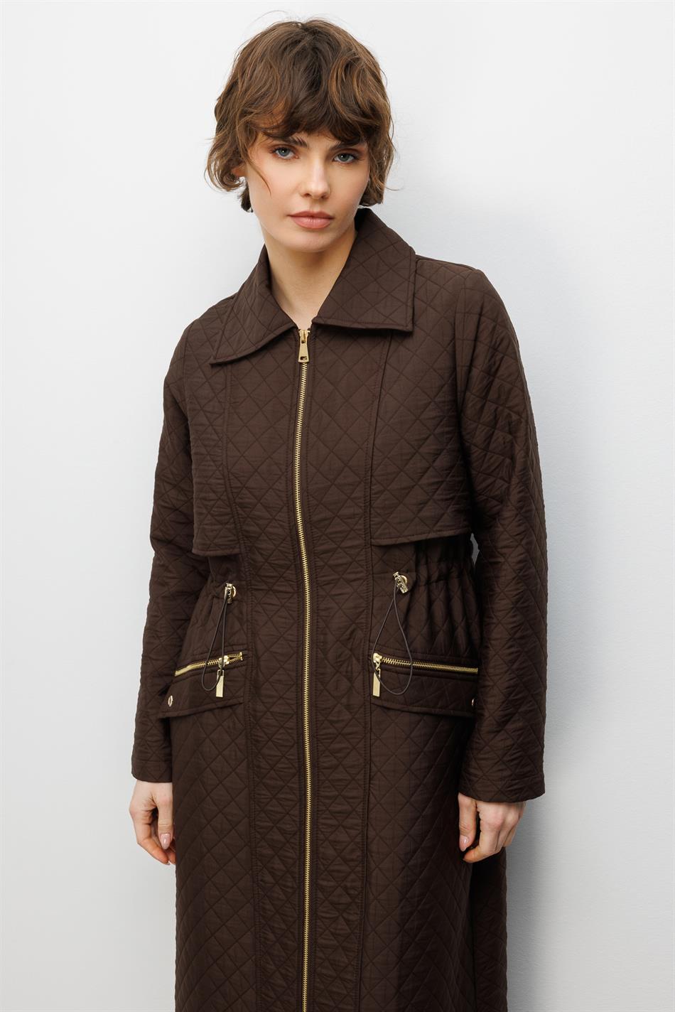 Lange jas met ritssluiting en zakken, gemaakt van jacquard gewatteerde stof - Bruin.