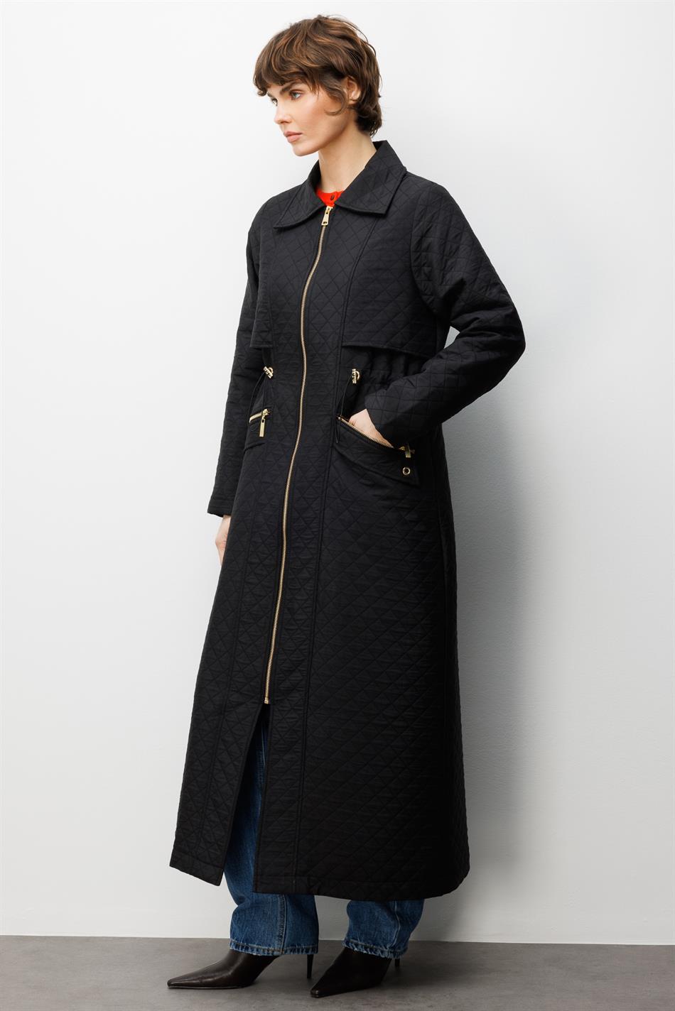 Lange jas met ritssluiting en zakken, gemaakt van jacquard gewatteerde stof - Zwart