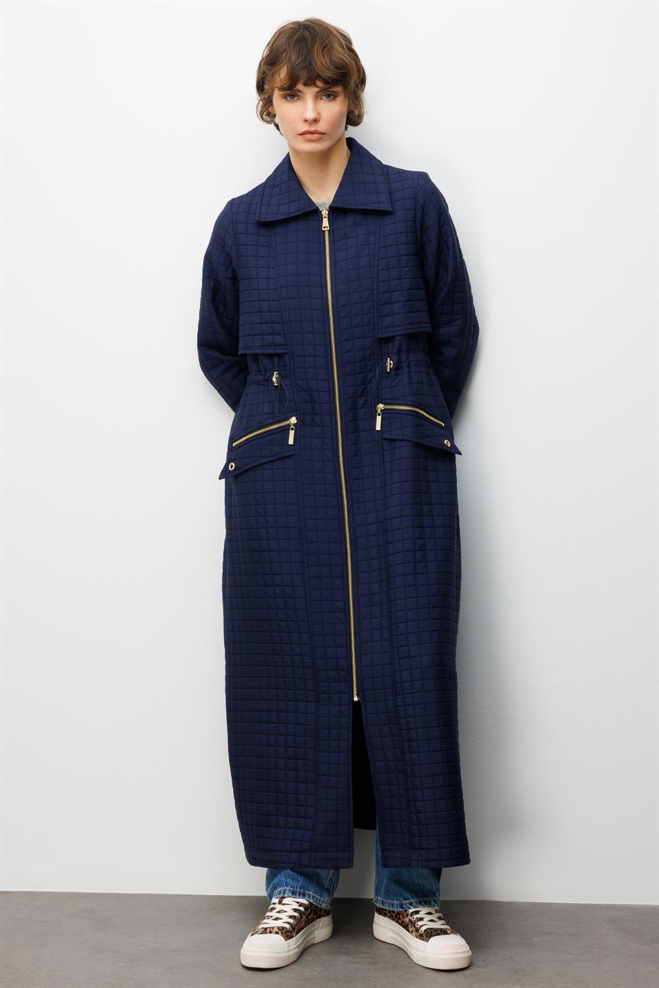 Lange jas met ritssluiting en zakken, gemaakt van jacquard gewatteerde stof - marineblauw