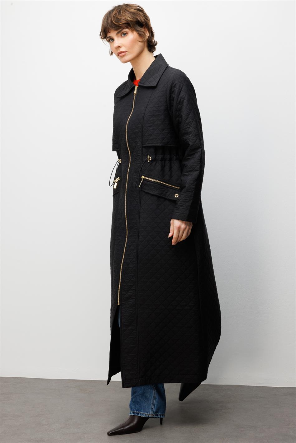 Lange jas met ritssluiting en zakken, gemaakt van jacquard gewatteerde stof - Zwart