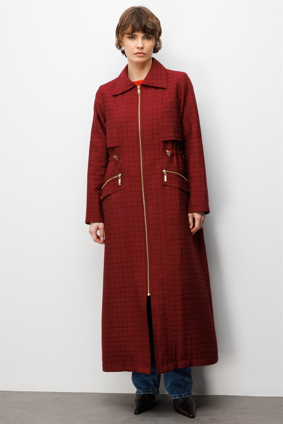 Lange jas met ritssluiting en zakken, gemaakt van jacquard doorgestikte stof - bordeauxrood.