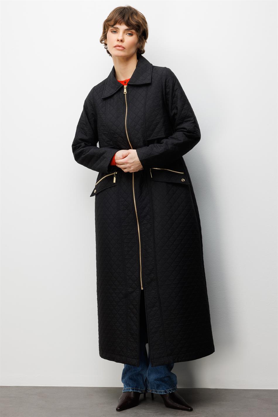 Lange jas met ritssluiting en zakken, gemaakt van jacquard gewatteerde stof - Zwart