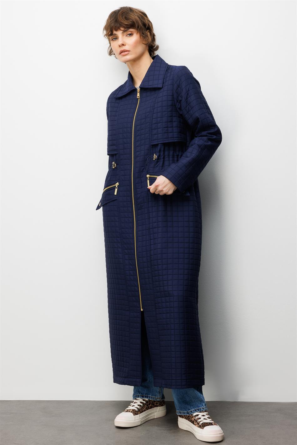 Lange jas met ritssluiting en zakken, gemaakt van jacquard gewatteerde stof - marineblauw