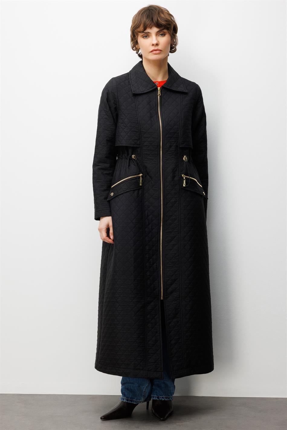Lange jas met ritssluiting en zakken, gemaakt van jacquard gewatteerde stof - Zwart