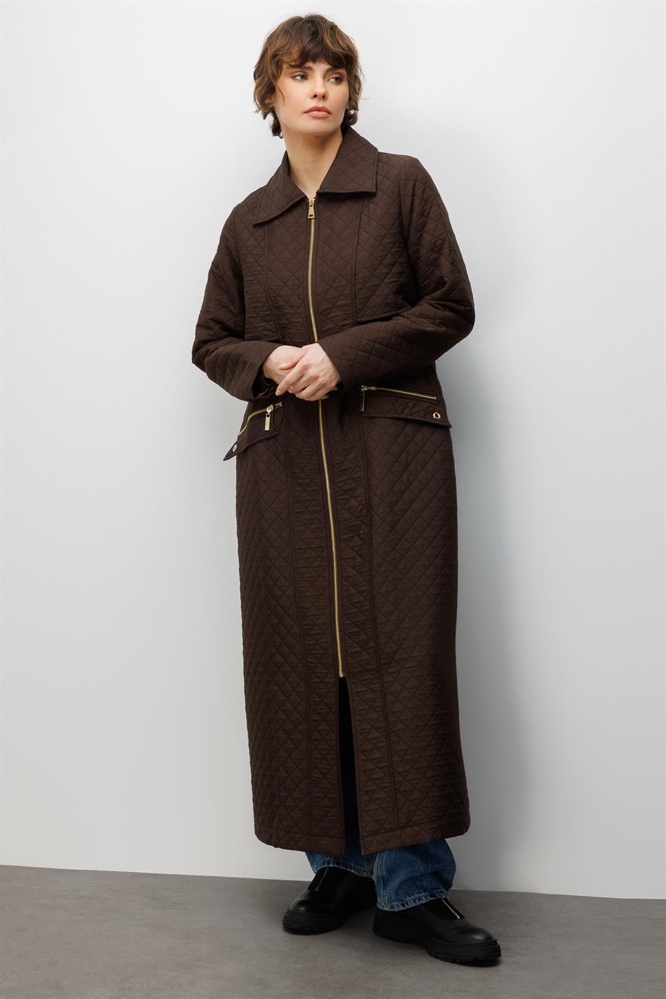 Lange jas met ritssluiting en zakken, gemaakt van jacquard gewatteerde stof - Bruin.