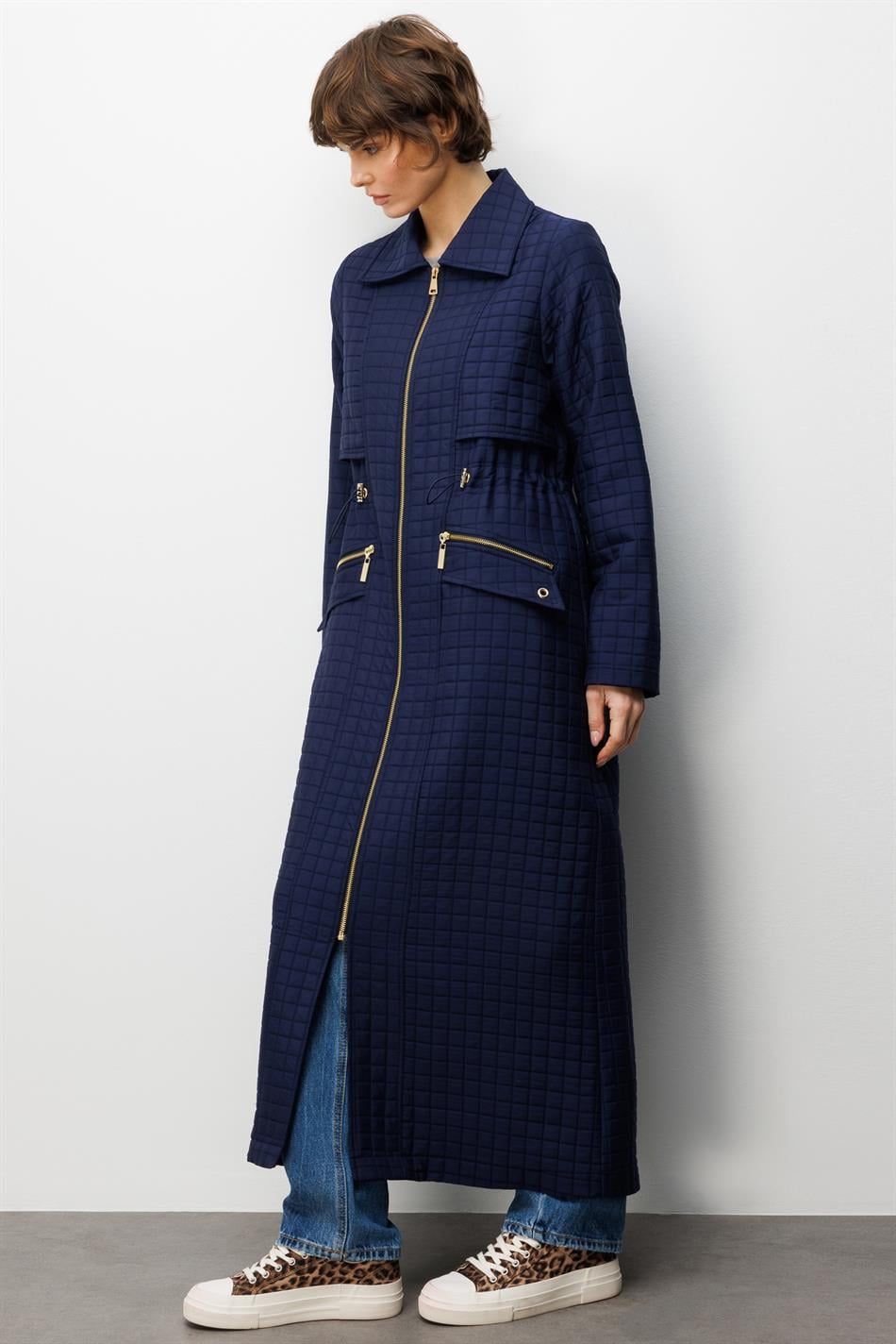 Lange jas met ritssluiting en zakken, gemaakt van jacquard gewatteerde stof - marineblauw