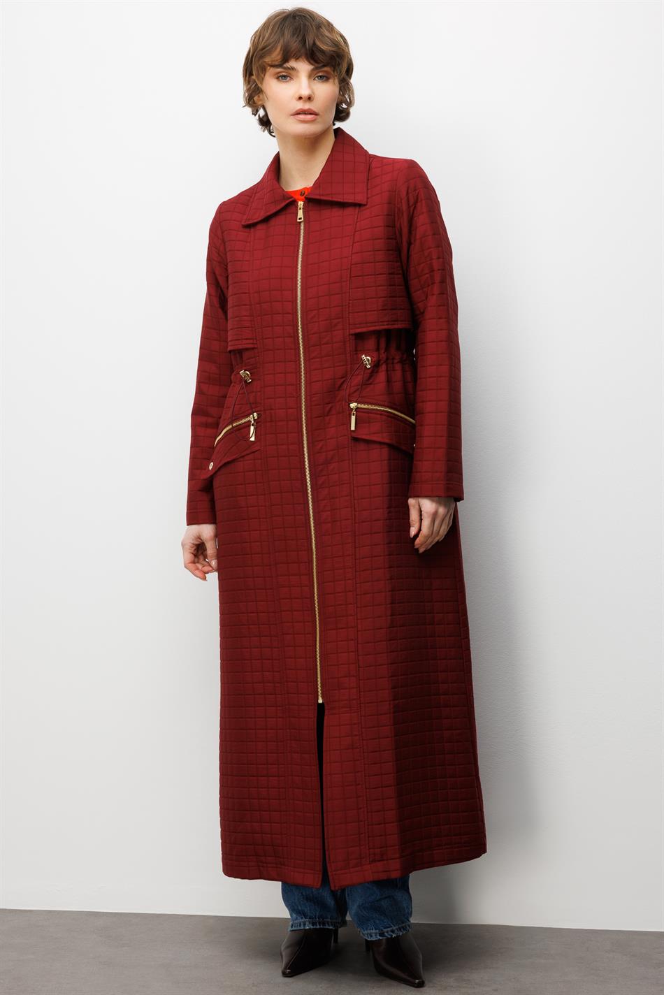 Lange jas met ritssluiting en zakken, gemaakt van jacquard doorgestikte stof - bordeauxrood.