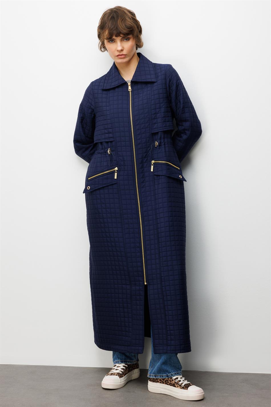 Lange jas met ritssluiting en zakken, gemaakt van jacquard gewatteerde stof - marineblauw