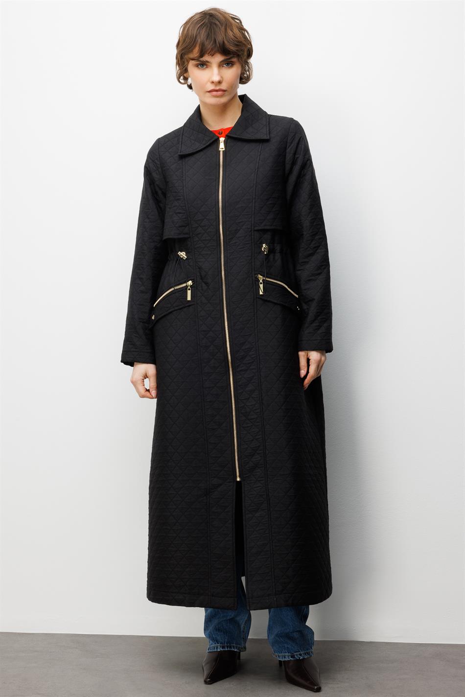 Lange jas met ritssluiting en zakken, gemaakt van jacquard gewatteerde stof - Zwart
