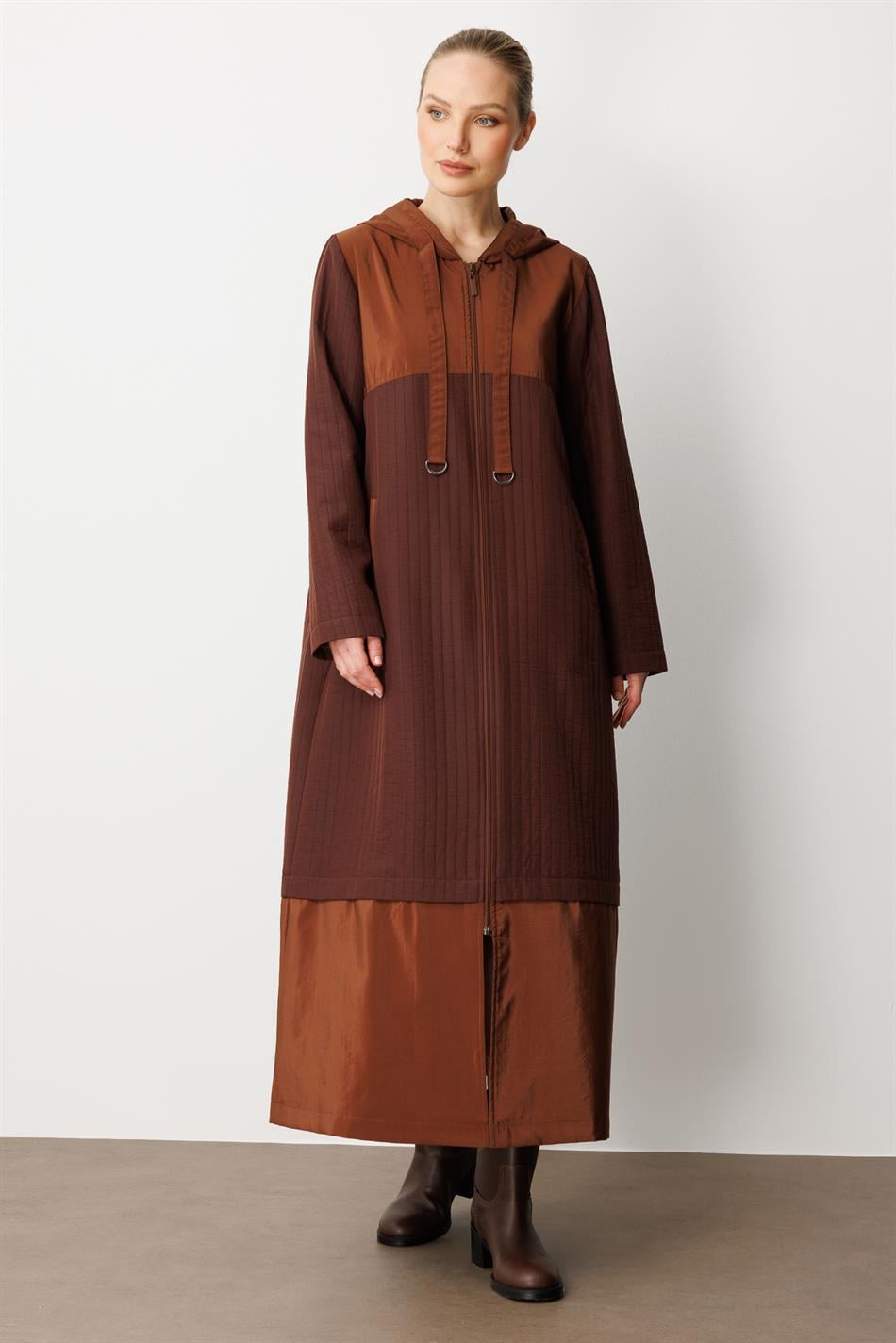 Sportlicher Trenchcoat in Braun, gesteppt mit Jacquardmuster und Cupra-Futter, ideal für die Saison.